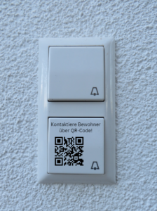 Beispiel-Foto eines QR-Codes an einer Tür-Klingel, um mit dem Bewohner zu kommunizieren.